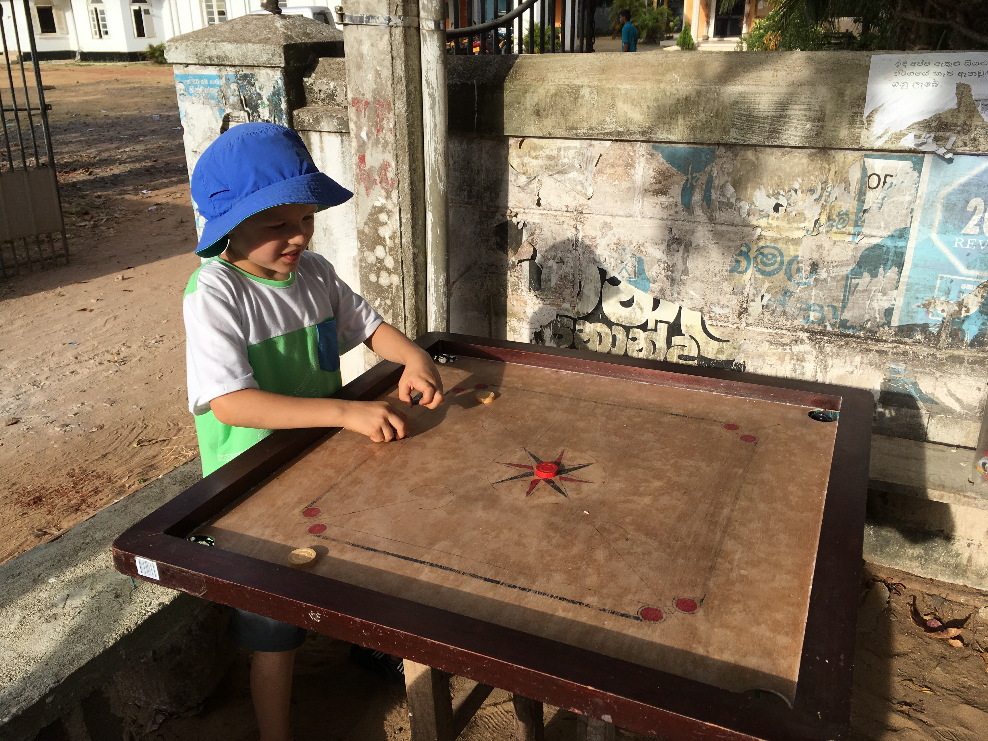 Oskar spielt Carom Oskar spielr Carom